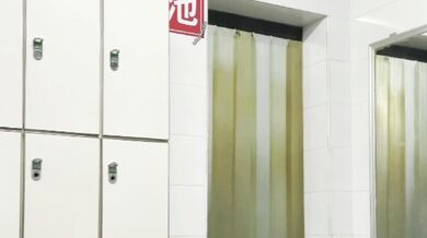 学校浴室保安暗藏摄像头偷窥多位学生妹洗澡换衣服 (2)